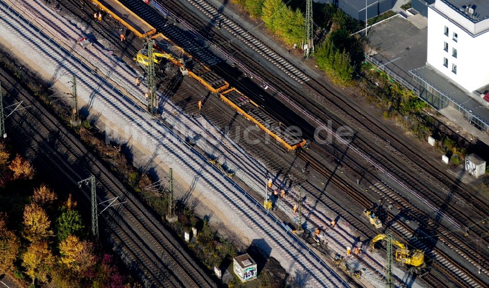 Göttingen aus der Vogelperspektive: Wartungsarbeiten an einem Schienen- Gleis- und Oberleitungsstrang im Streckennetz der Deutschen Bahn in Göttingen im Bundesland Niedersachsen, Deutschland