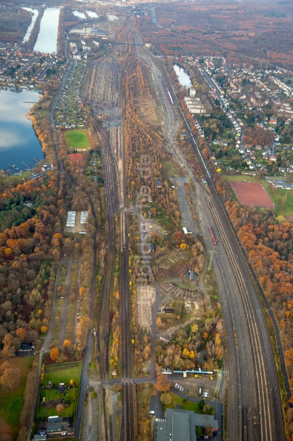 Duisburg von oben - Wartungsarbeiten an einem Schienen- Gleis- und Oberleitungsstrang im Streckennetz der Deutschen Bahn im Ortsteil Duisburg Süd in Duisburg im Bundesland Nordrhein-Westfalen