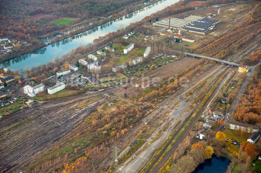 Duisburg von oben - Wartungsarbeiten an einem Schienen- Gleis- und Oberleitungsstrang im Streckennetz der Deutschen Bahn im Ortsteil Duisburg Süd in Duisburg im Bundesland Nordrhein-Westfalen