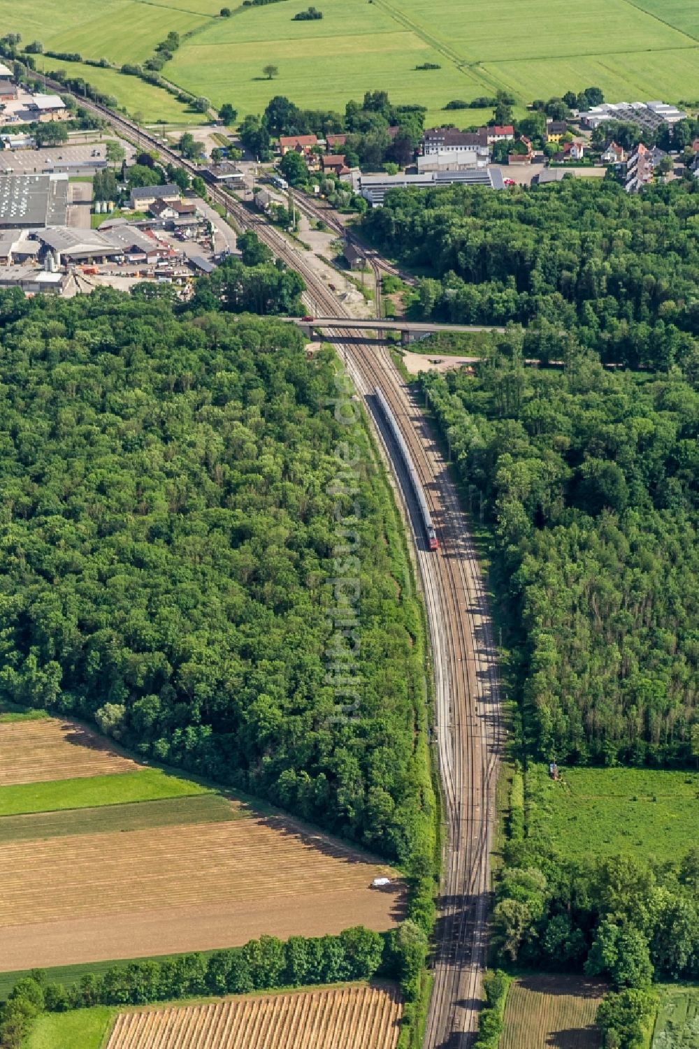 Luftbild Riegel am Kaiserstuhl - Wartungsarbeiten an einem Schienen- Gleis- und Oberleitungsstrang im Streckennetz der Deutschen Bahn in Riegel am Kaiserstuhl im Bundesland Baden-Württemberg, Deutschland