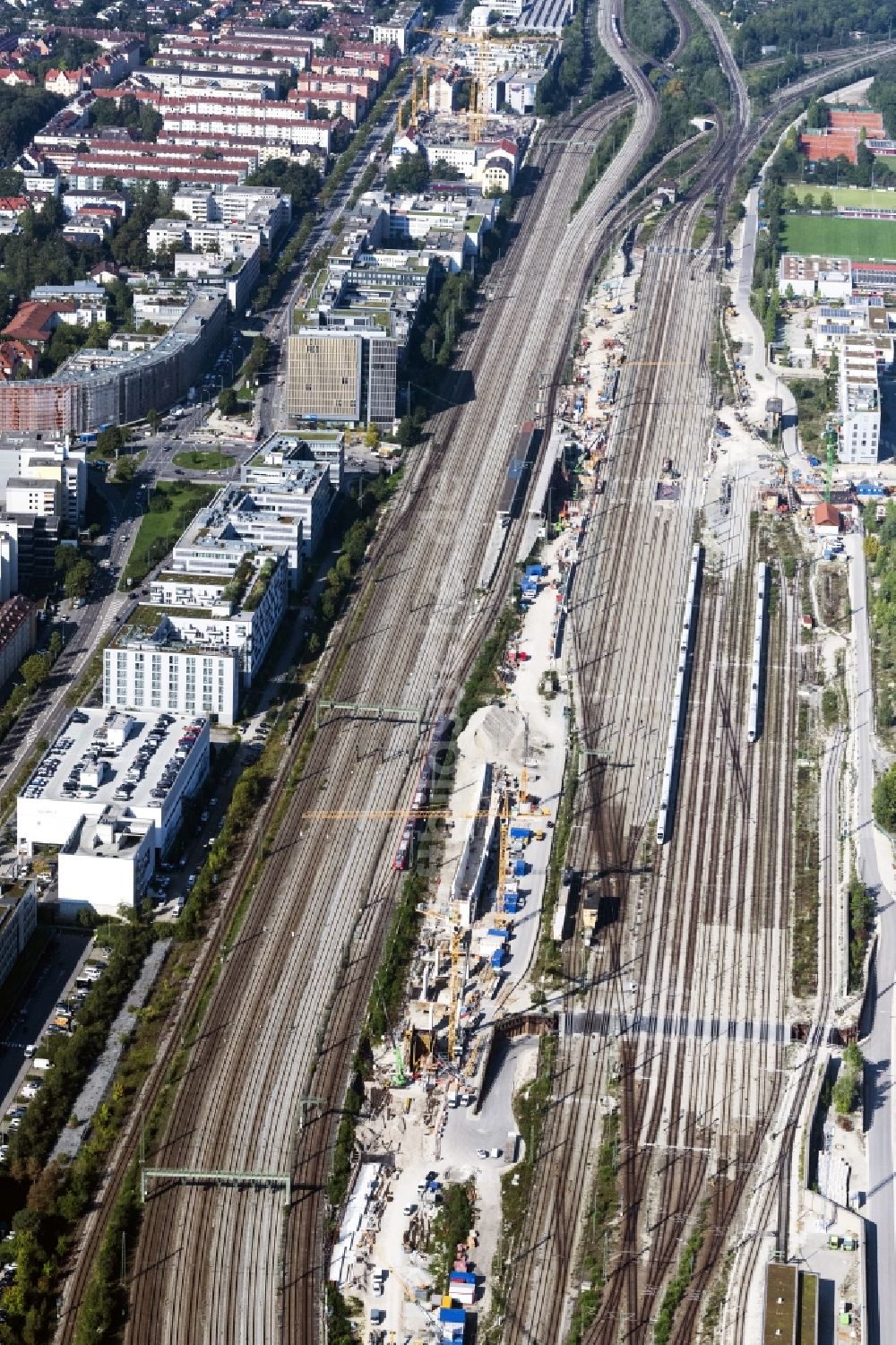 Luftaufnahme München - Wartungsarbeiten an einem Schienen- Gleis- und Oberleitungsstrang im Streckennetz der Deutschen Bahn zwischen in München im Bundesland Bayern, Deutschland