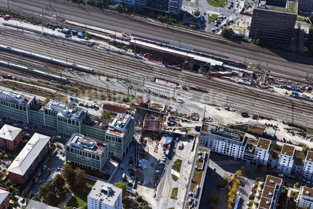 Luftbild München - Wartungsarbeiten an einem Schienen- Gleis- und Oberleitungsstrang im Streckennetz der Deutschen Bahn zwischen in München im Bundesland Bayern, Deutschland