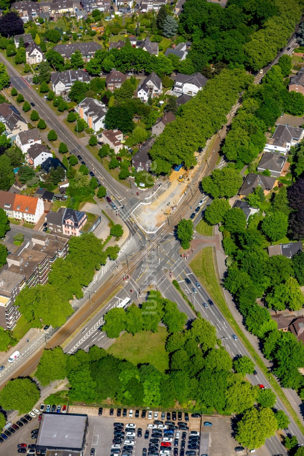 Luftbild Gelsenkirchen - Wartungsarbeiten an einem Schienen- Gleis- und Oberleitungsstrang im Streckennetz der Straßenbahn im Ortsteil Buer in Gelsenkirchen im Bundesland Nordrhein-Westfalen, Deutschland