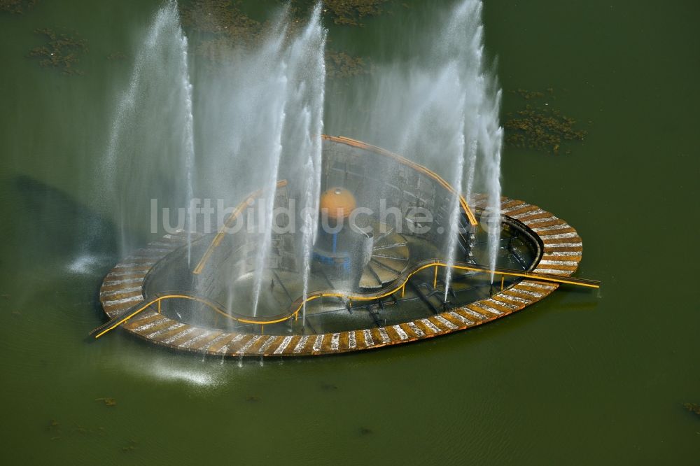 Luftaufnahme Bukarest - Wasser- Fontaine am Springbrunnen im See Lacul Plumboita im Stadtzentrum der Hauptstadt Bukarest in Rumänien