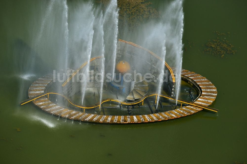 Bukarest von oben - Wasser- Fontaine am Springbrunnen im See Lacul Plumboita im Stadtzentrum der Hauptstadt Bukarest in Rumänien