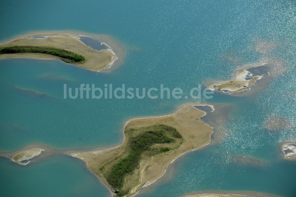 Luftaufnahme Laußig - Wasser- Landschaft am Kies- Tagebau der Kiesgrube in Laußig im Bundesland Sachsen