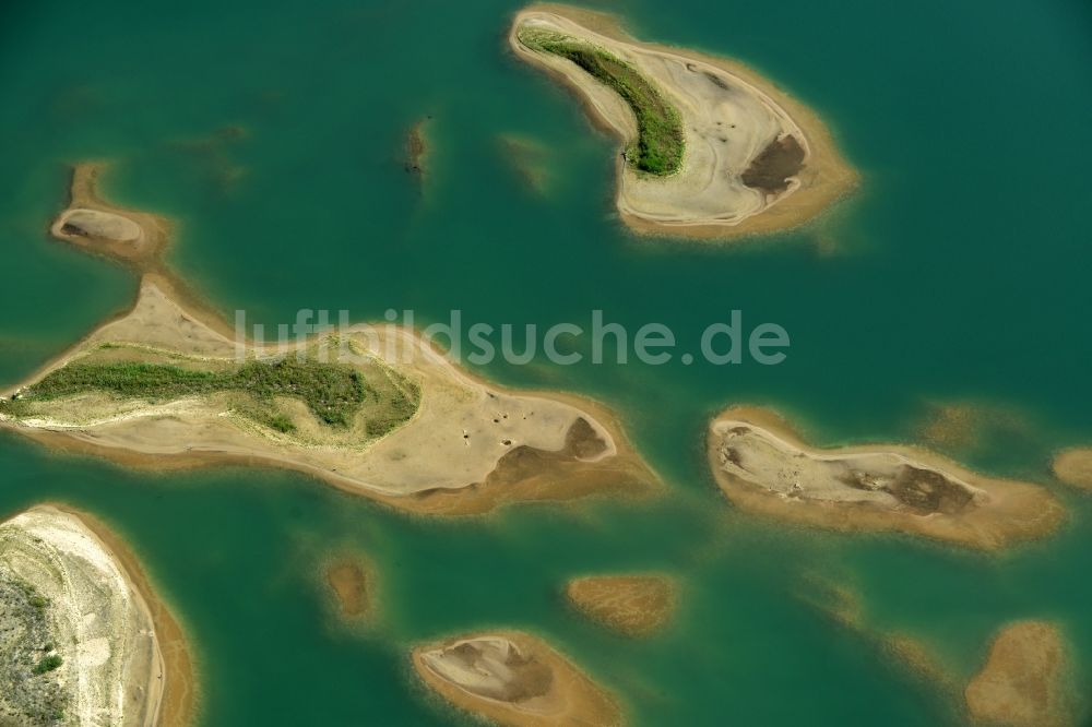 Luftaufnahme Laußig - Wasser- Landschaft am Kies- Tagebau der Kiesgrube in Laußig im Bundesland Sachsen