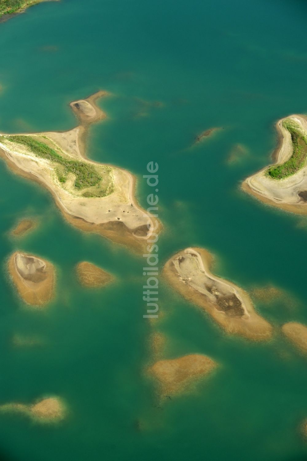 Laußig von oben - Wasser- Landschaft am Kies- Tagebau der Kiesgrube in Laußig im Bundesland Sachsen