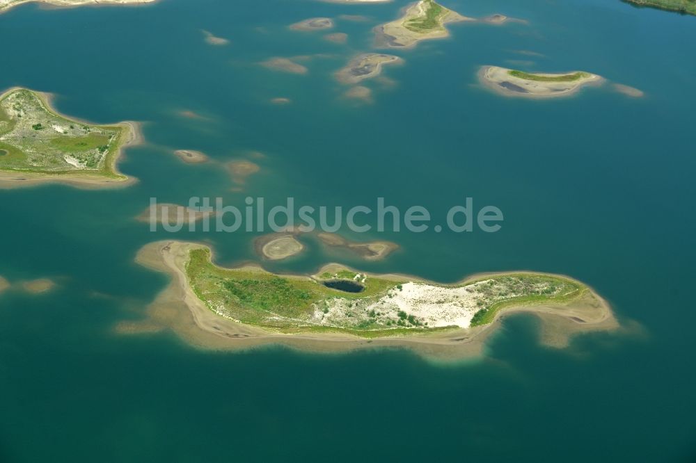 Luftaufnahme Laußig - Wasser- Landschaft am Kies- Tagebau der Kiesgrube in Laußig im Bundesland Sachsen