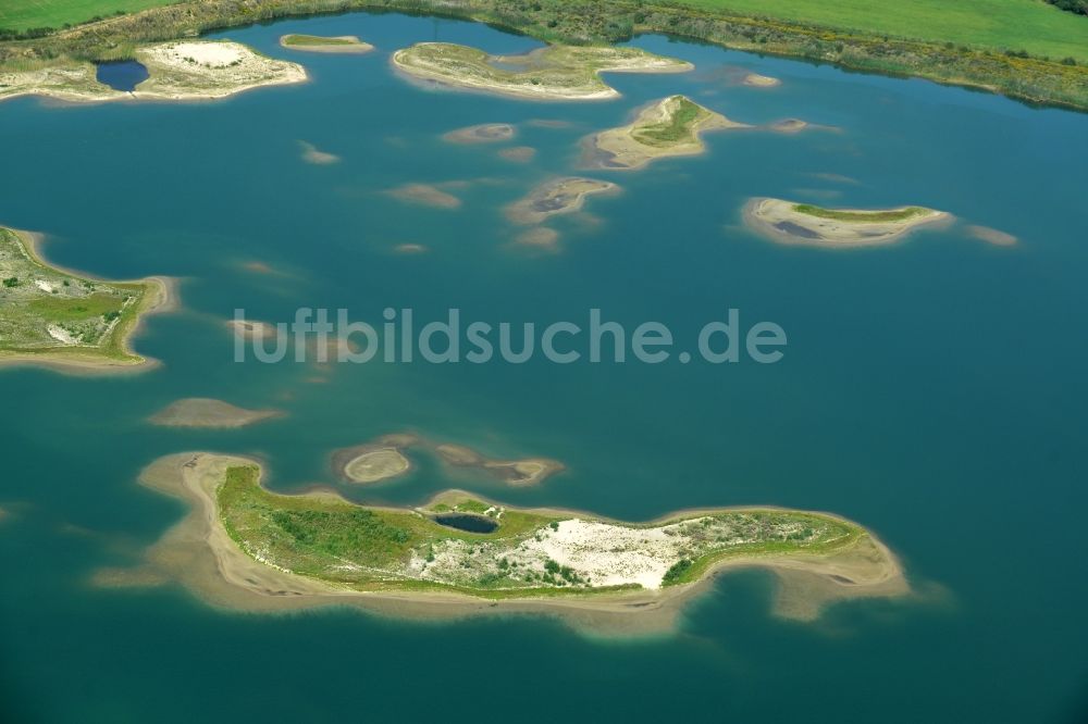 Laußig aus der Vogelperspektive: Wasser- Landschaft am Kies- Tagebau der Kiesgrube in Laußig im Bundesland Sachsen