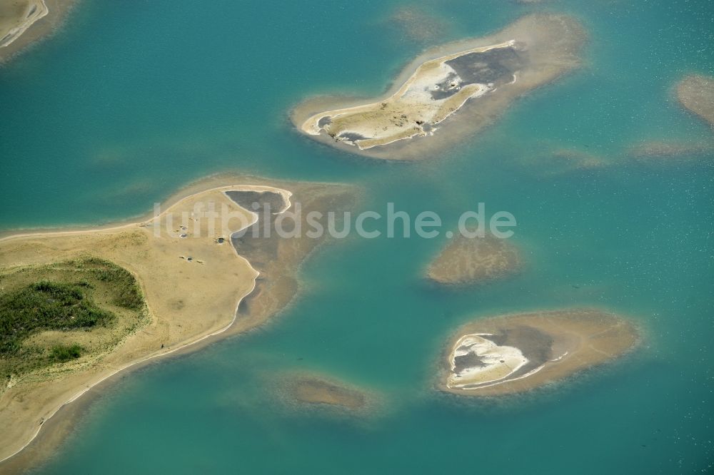 Laußig aus der Vogelperspektive: Wasser- Landschaft am Kies- Tagebau der Kiesgrube in Laußig im Bundesland Sachsen