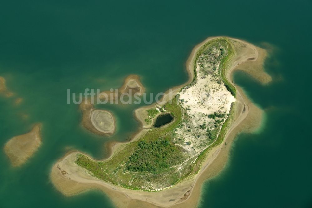 Laußig aus der Vogelperspektive: Wasser- Landschaft am Kies- Tagebau der Kiesgrube in Laußig im Bundesland Sachsen