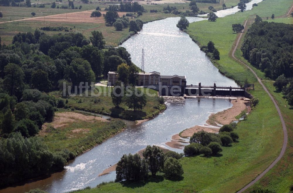 Forst von oben - Wasser- Regulierung durch Wehranlagen und Staustufen am Flußbett der Neiße am Stadtrand von Forst in der Lausitz im Bundesland Brandenburg