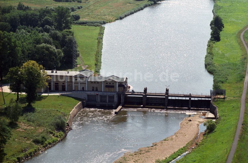 Luftaufnahme Forst - Wasser- Regulierung durch Wehranlagen und Staustufen am Flußbett der Neiße am Stadtrand von Forst in der Lausitz im Bundesland Brandenburg