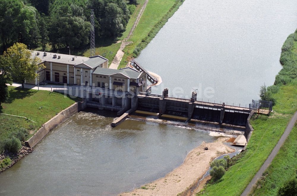 Forst von oben - Wasser- Regulierung durch Wehranlagen und Staustufen am Flußbett der Neiße am Stadtrand von Forst in der Lausitz im Bundesland Brandenburg