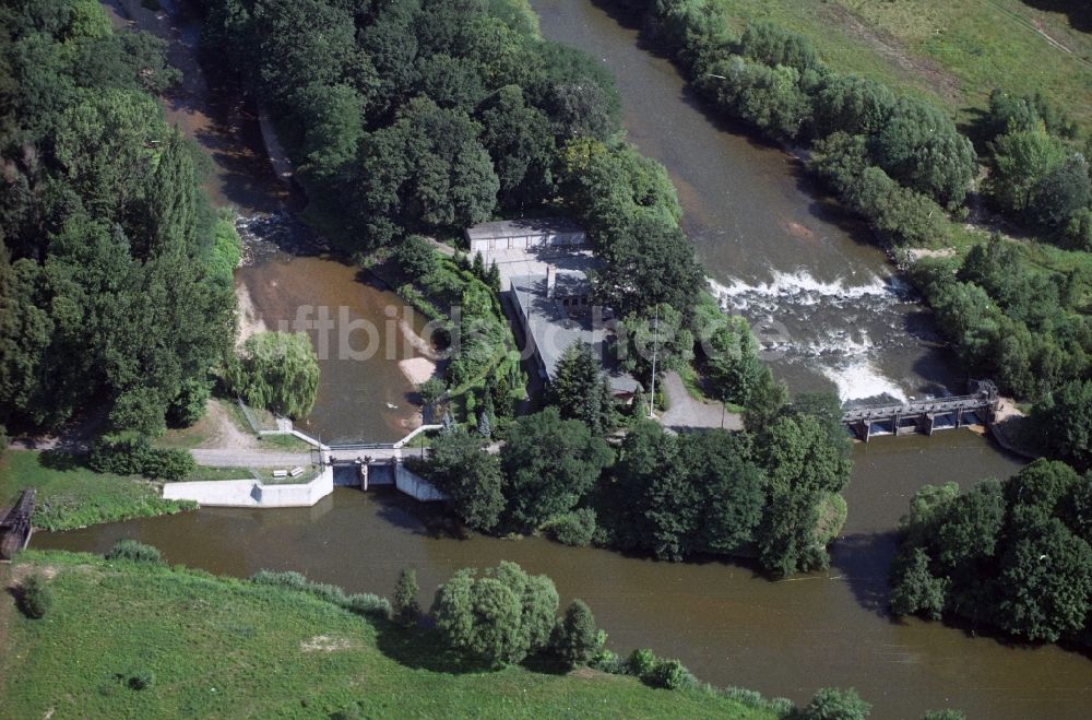 Luftbild Forst - Wasser- Regulierung durch Wehranlagen und Staustufen am Flußbett der Neiße am Stadtrand von Forst in der Lausitz im Bundesland Brandenburg