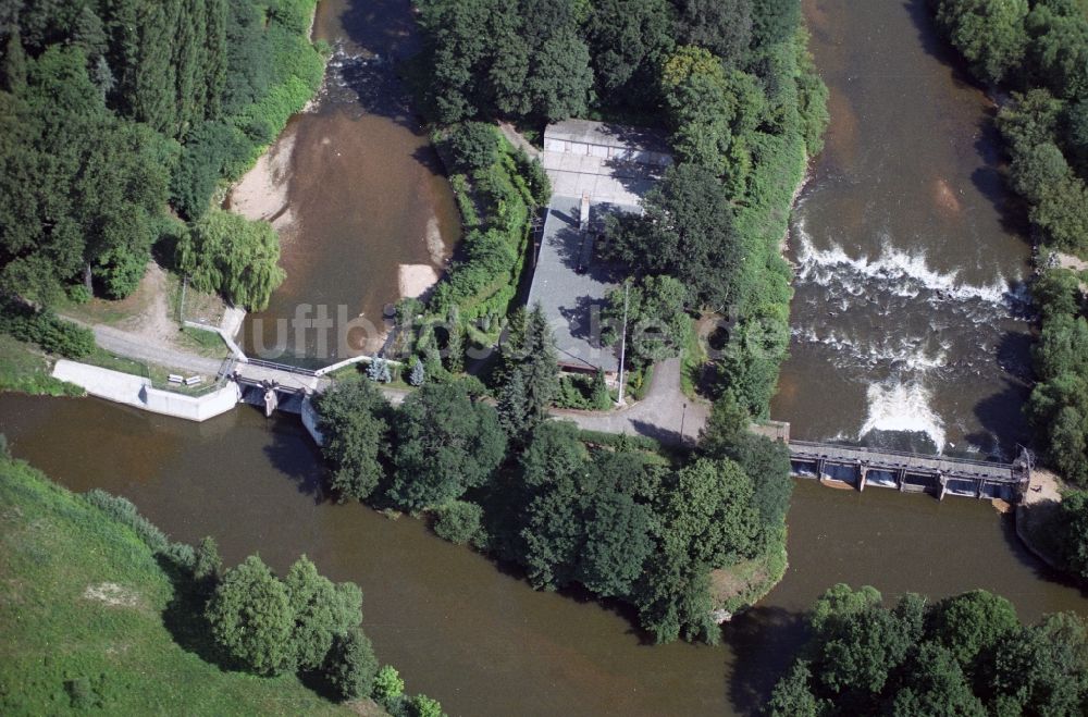 Luftaufnahme Forst - Wasser- Regulierung durch Wehranlagen und Staustufen am Flußbett der Neiße am Stadtrand von Forst in der Lausitz im Bundesland Brandenburg