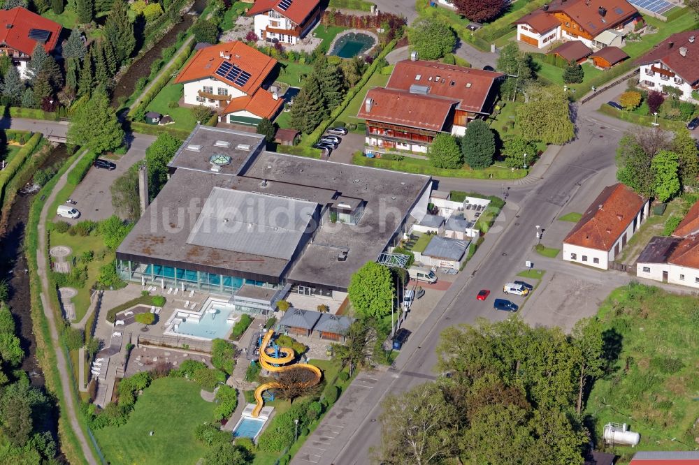 Bad Wiessee aus der Vogelperspektive: Wasser- Rutsche und Schwimmbecken des Freibades und Hallenbades Badepark in Bad Wiessee im Bundesland Bayern, Deutschland