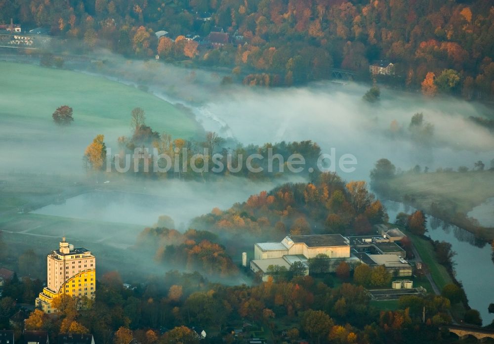 Luftaufnahme Essen - Wasseraufbereitung und Wasserwerk und Seniorenwohnheim Haus unterm Regenbogen im herbstlichen Ruhrtal im Stadtteil Überruhr-Hinsel in Essen im Bundesland Nordrhein-Westfalen