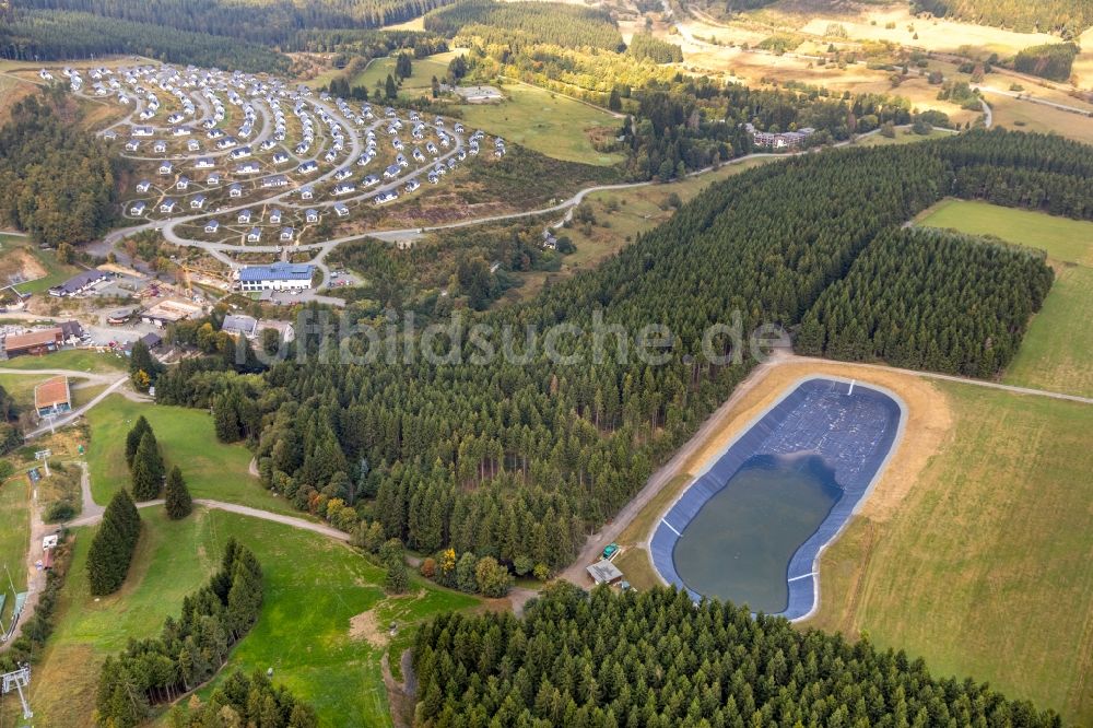 Winterberg aus der Vogelperspektive: Wasserbecken für die Herstellung von Kunstschnee in Winterberg im Bundesland Nordrhein-Westfalen, Deutschland