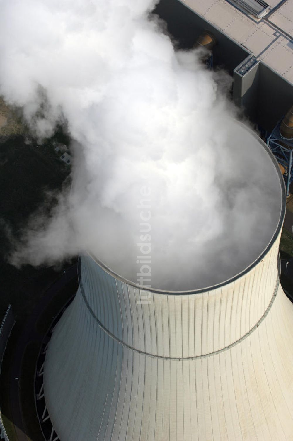 Schwarze Pumpe von oben - Wasserdampfwolken an den Kühltürmen des Kraftwerkes Schwarze Pumpe