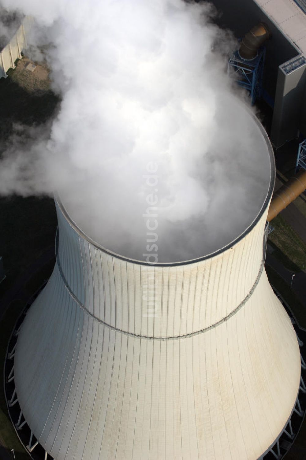 Schwarze Pumpe aus der Vogelperspektive: Wasserdampfwolken an den Kühltürmen des Kraftwerkes Schwarze Pumpe