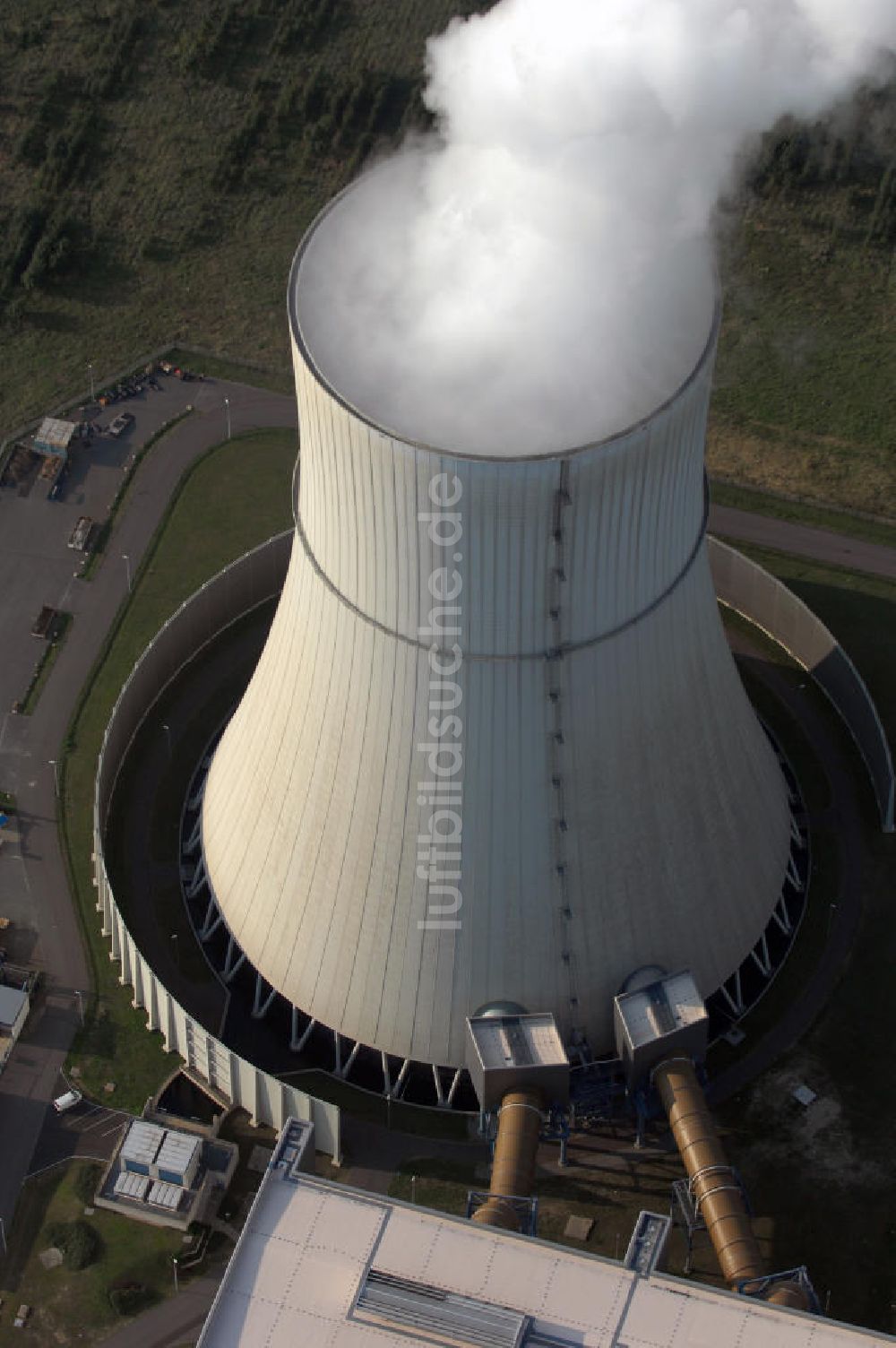 Schwarze Pumpe von oben - Wasserdampfwolken an den Kühltürmen des Kraftwerkes Schwarze Pumpe