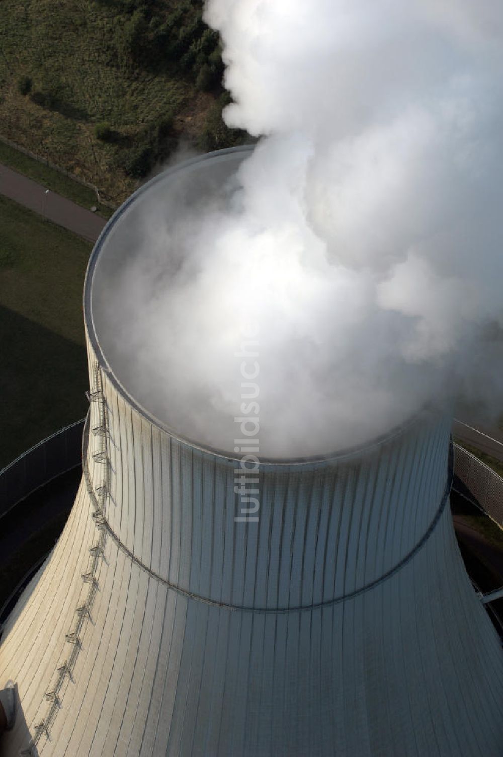 Schwarze Pumpe aus der Vogelperspektive: Wasserdampfwolken an den Kühltürmen des Kraftwerkes Schwarze Pumpe