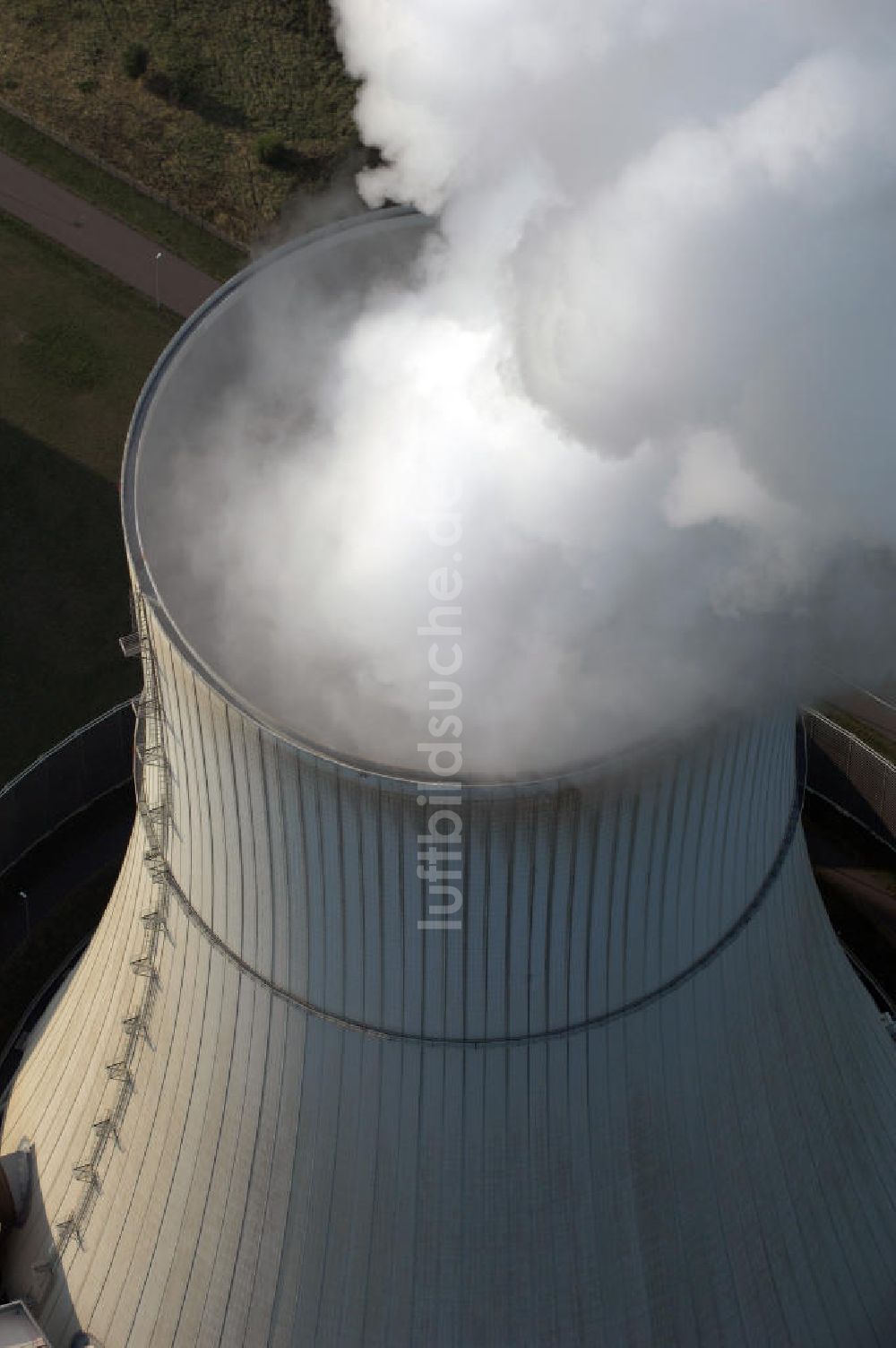 Luftbild Schwarze Pumpe - Wasserdampfwolken an den Kühltürmen des Kraftwerkes Schwarze Pumpe