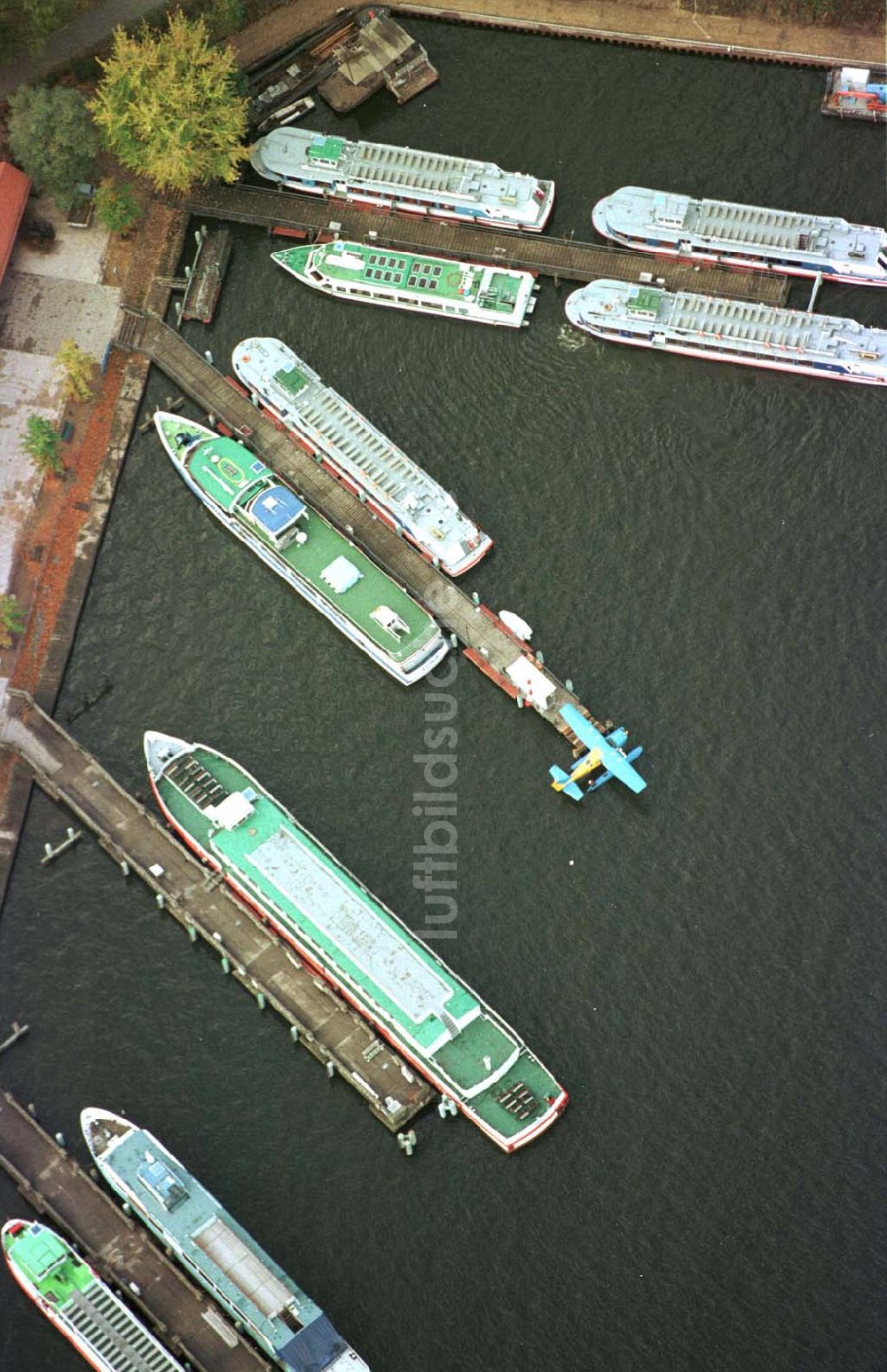 Luftaufnahme Berlin - Treptow - Wasserflugzeug von Frank Hellberg an der Schiffsanlegestelle der Weißen Flotte im Treptower Park an der Elsenbrücke