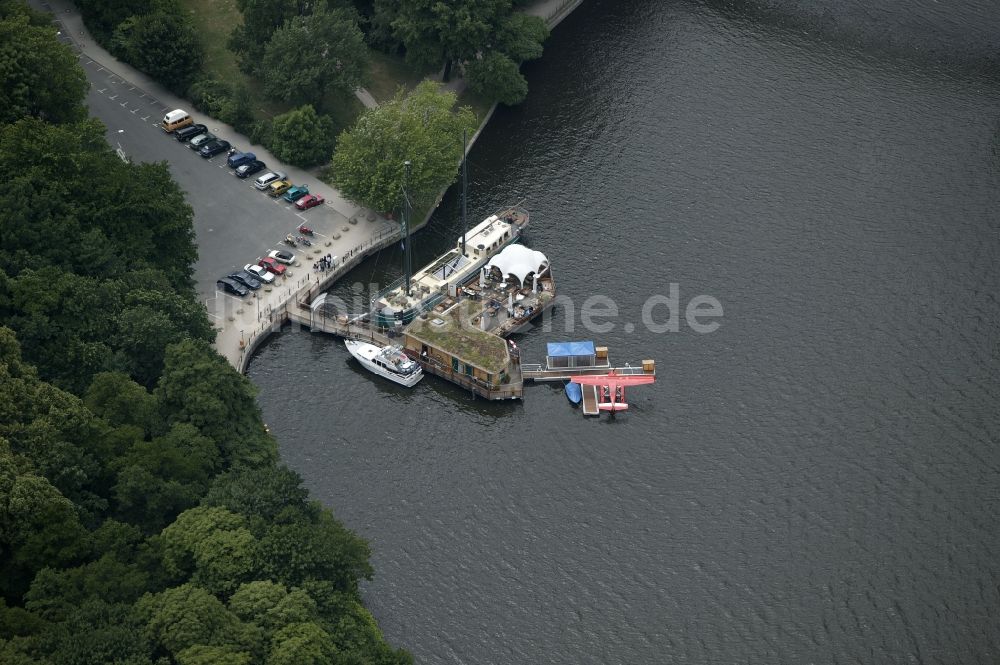 Berlin aus der Vogelperspektive: Wasserflugzeug Landeplatz in Berlin Treptow