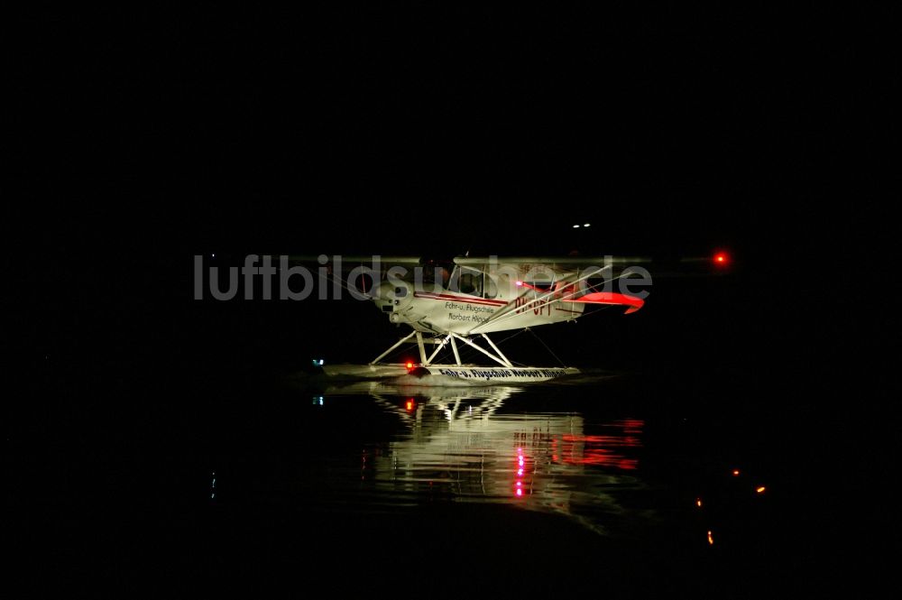 Trier von oben - Wasserflugzeug Piper PA-18 Super Cub auf der Mosel in Trier im Bundesland Rheinland-Pfalz