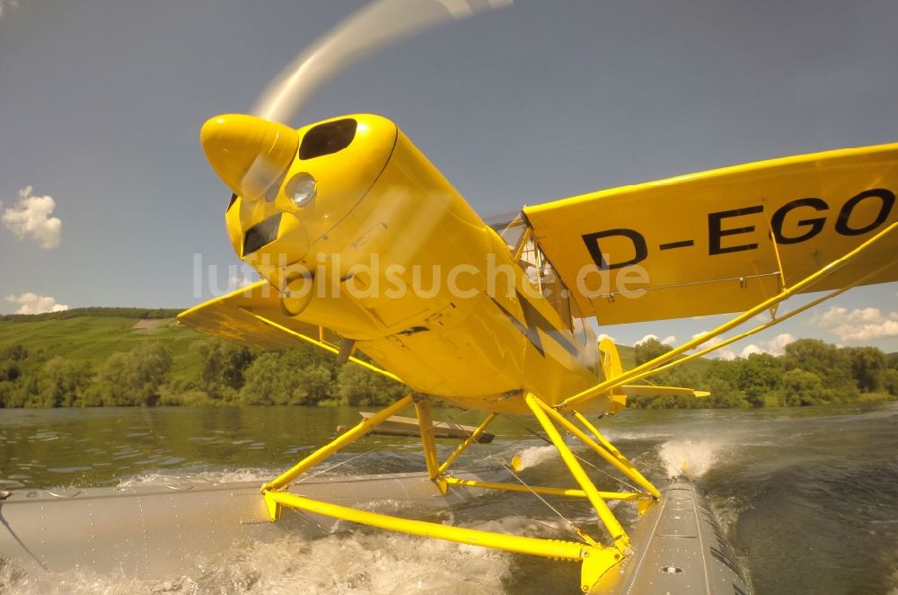 Zeltingen-Rachtig aus der Vogelperspektive: Wasserflugzeug Piper PA-18 Super Cub auf der Mosel in Zeltingen im Bundesland Rheinland-Pfalz