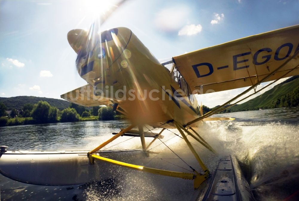 Zeltingen-Rachtig aus der Vogelperspektive: Wasserflugzeug Piper PA-18 Super Cub auf der Mosel in Zeltingen im Bundesland Rheinland-Pfalz