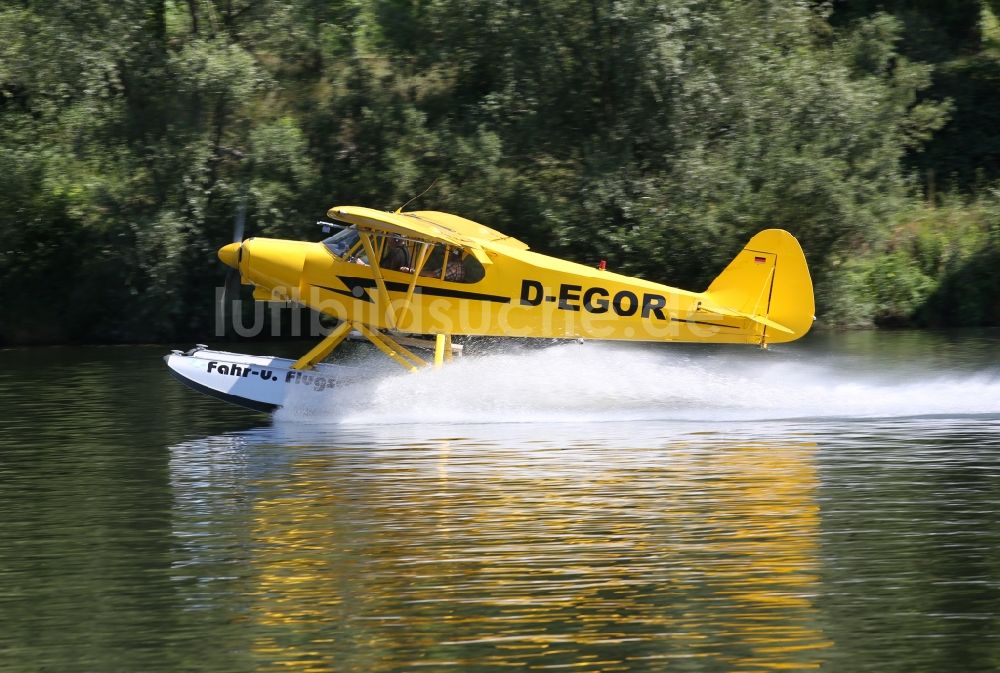 Luftbild Zeltingen-Rachtig - Wasserflugzeug Piper PA-18 Super Cub auf der Mosel in Zeltingen im Bundesland Rheinland-Pfalz