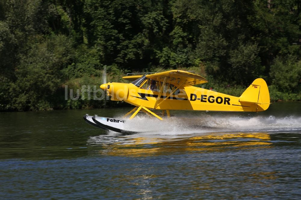 Luftaufnahme Zeltingen-Rachtig - Wasserflugzeug Piper PA-18 Super Cub auf der Mosel in Zeltingen im Bundesland Rheinland-Pfalz