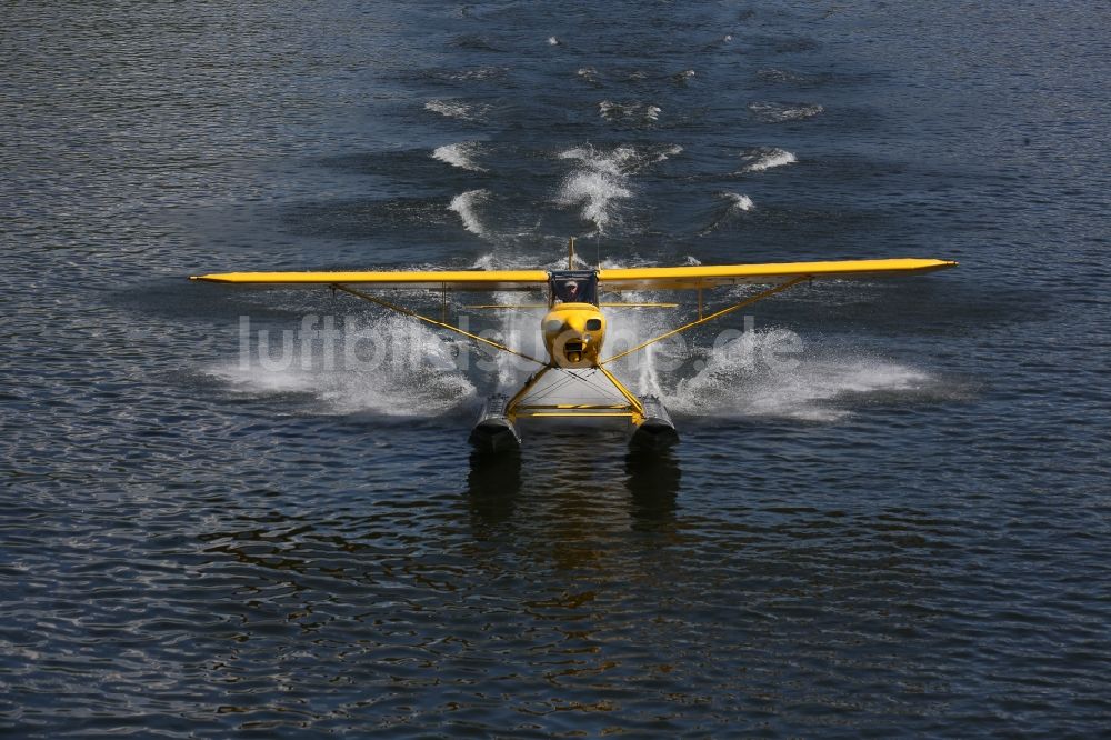 Zeltingen-Rachtig von oben - Wasserflugzeug Piper PA-18 Super Cub auf der Mosel in Zeltingen im Bundesland Rheinland-Pfalz