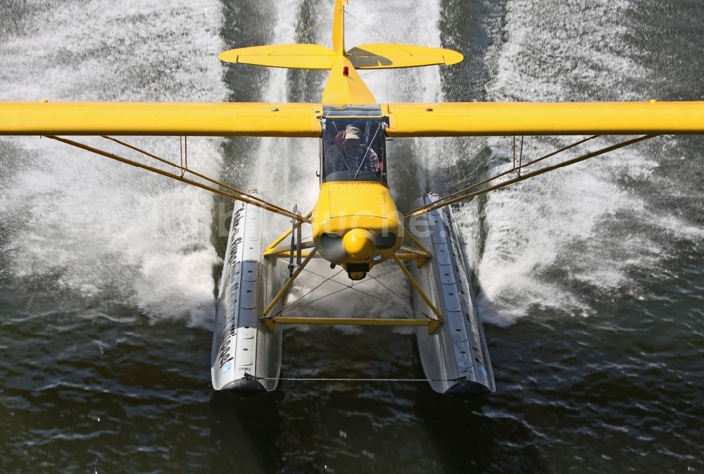 Luftbild Zeltingen-Rachtig - Wasserflugzeug Piper PA-18 Super Cub auf der Mosel in Zeltingen im Bundesland Rheinland-Pfalz