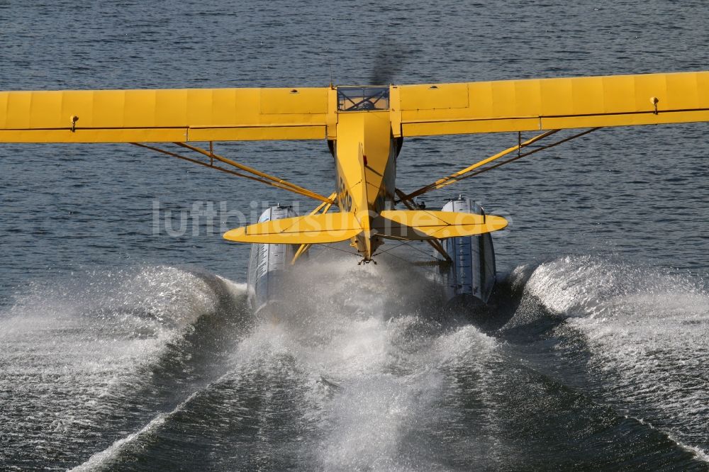 Luftaufnahme Zeltingen-Rachtig - Wasserflugzeug Piper PA-18 Super Cub auf der Mosel in Zeltingen im Bundesland Rheinland-Pfalz