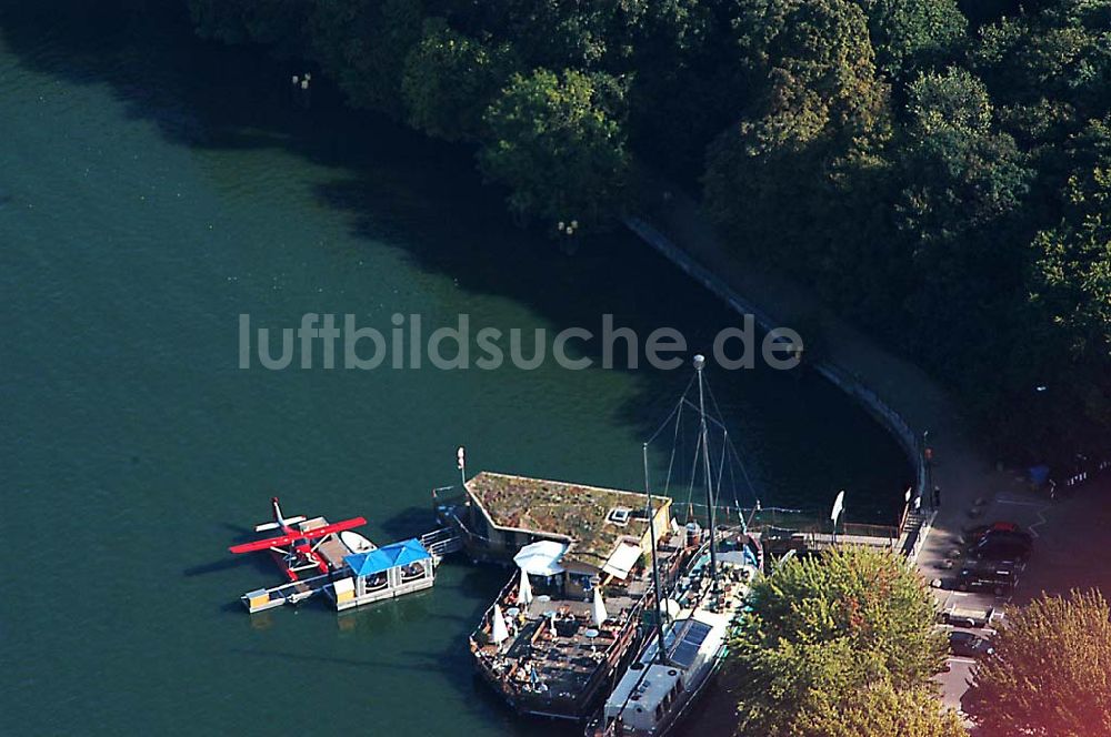 Berlin / Treptow aus der Vogelperspektive: Wasserflugzeugstation an der Insel der Jugend in Berlin-Treptow und Blick auf den Club MS Hoppetosse Eichenstr,4 am Spreeufer