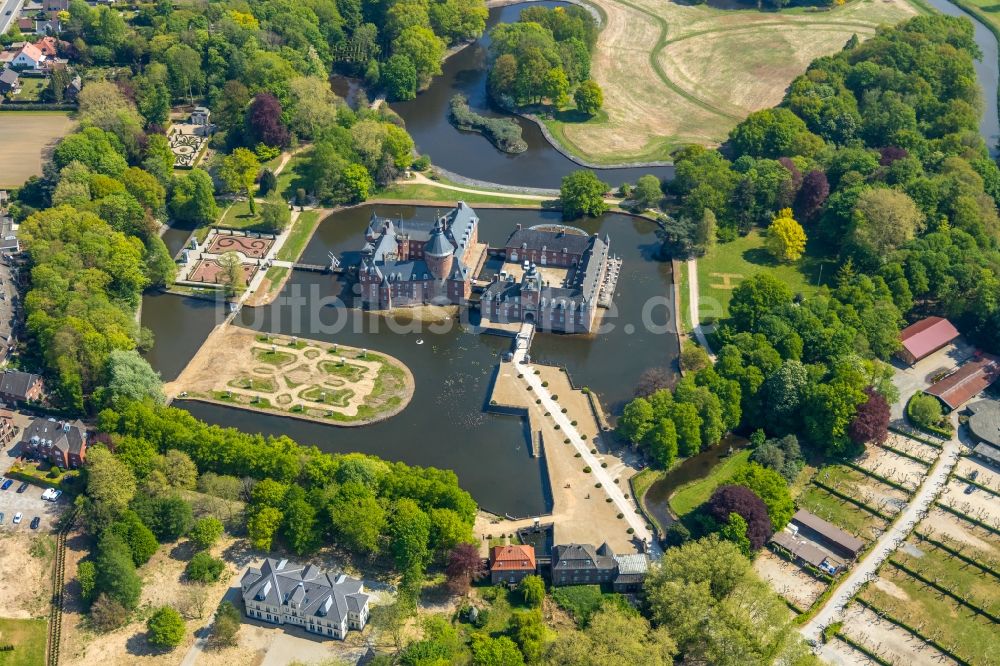 Luftaufnahme Isselburg - Wassergraben und Parkanlagen am Wasserschloß Anholt in Isselburg im Bundesland Nordrhein-Westfalen, Deutschland