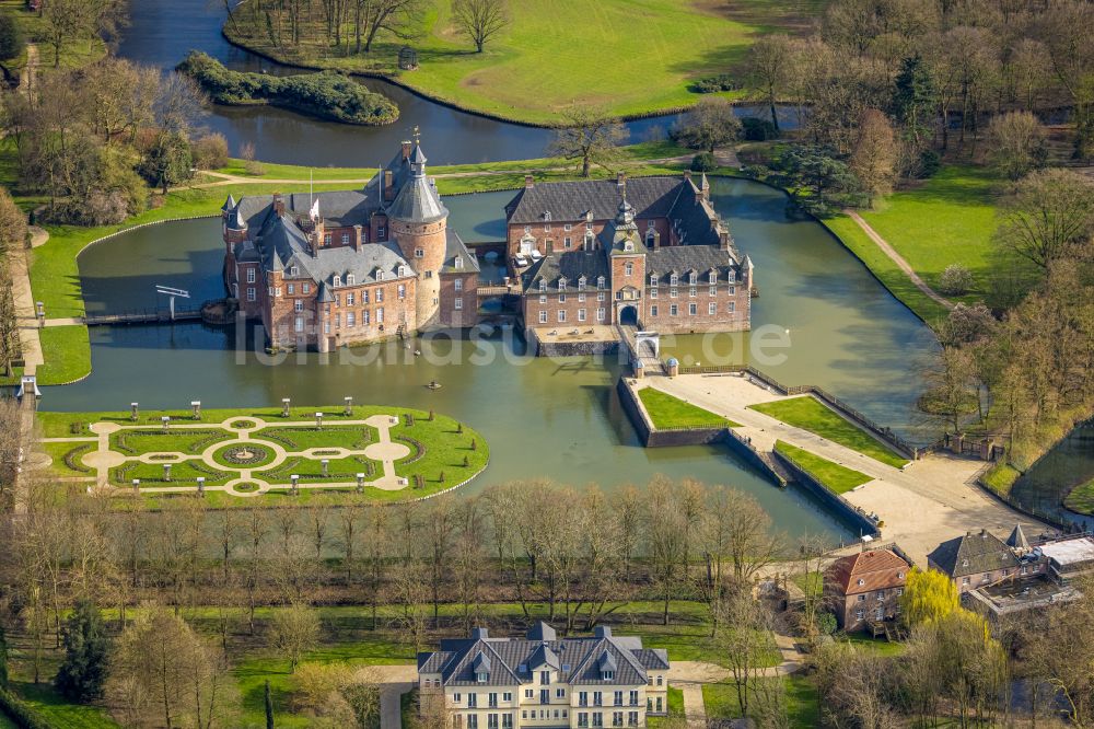 Isselburg von oben - Wassergraben und Parkanlagen am Wasserschloß Anholt in Isselburg im Bundesland Nordrhein-Westfalen, Deutschland