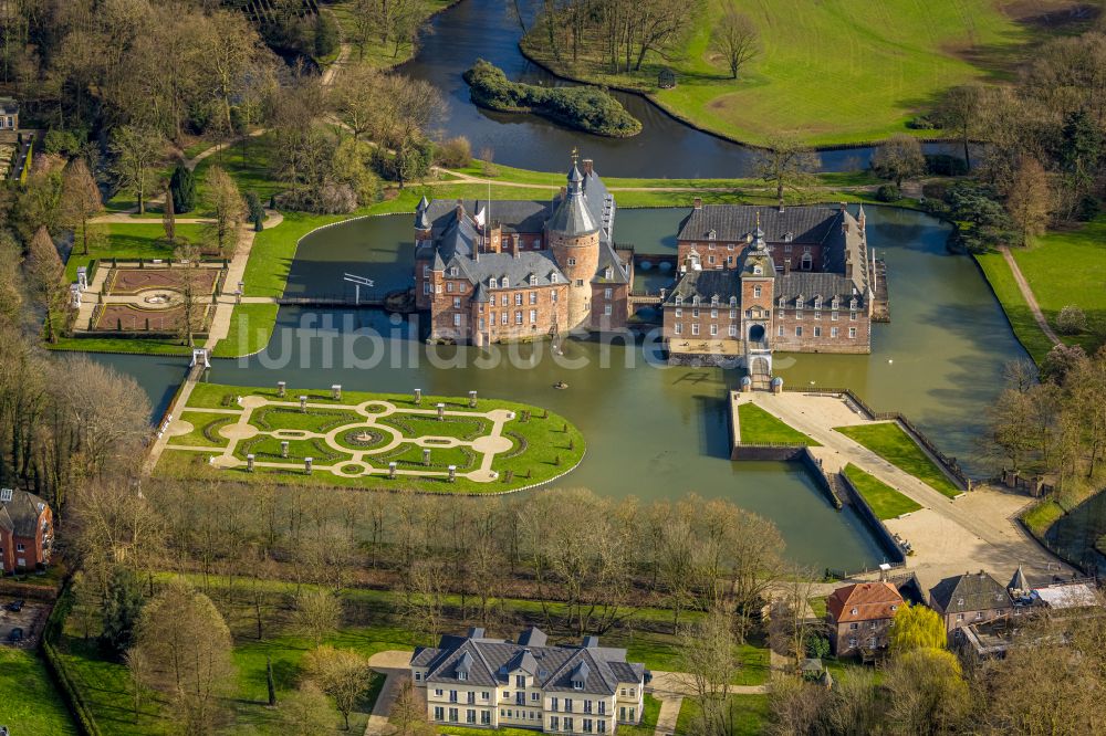 Luftbild Isselburg - Wassergraben und Parkanlagen am Wasserschloß Anholt in Isselburg im Bundesland Nordrhein-Westfalen, Deutschland