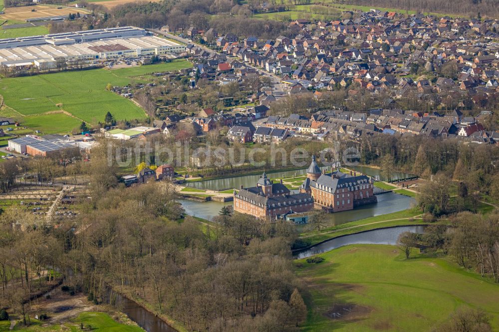 Luftaufnahme Isselburg - Wassergraben und Parkanlagen am Wasserschloß Anholt in Isselburg im Bundesland Nordrhein-Westfalen, Deutschland