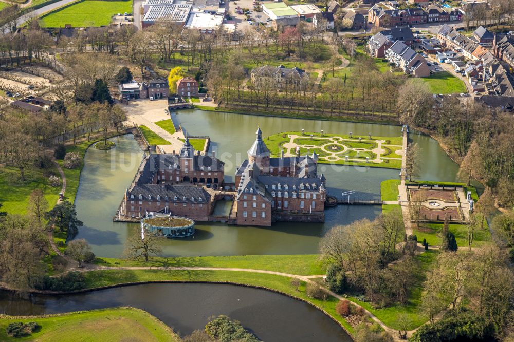 Luftaufnahme Isselburg - Wassergraben und Parkanlagen am Wasserschloß Anholt in Isselburg im Bundesland Nordrhein-Westfalen, Deutschland