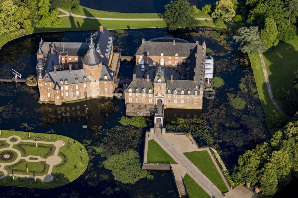 Luftaufnahme Anholt - Wassergraben und Parkanlagen am Wasserschloß Anholt in Isselburg im Bundesland Nordrhein-Westfalen, Deutschland