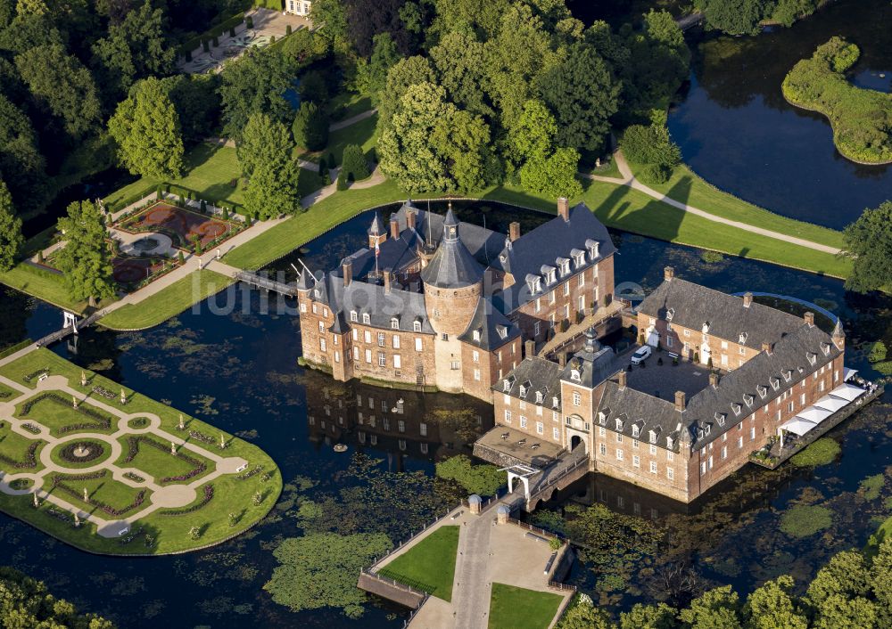 Anholt von oben - Wassergraben und Parkanlagen am Wasserschloß Anholt in Isselburg im Bundesland Nordrhein-Westfalen, Deutschland