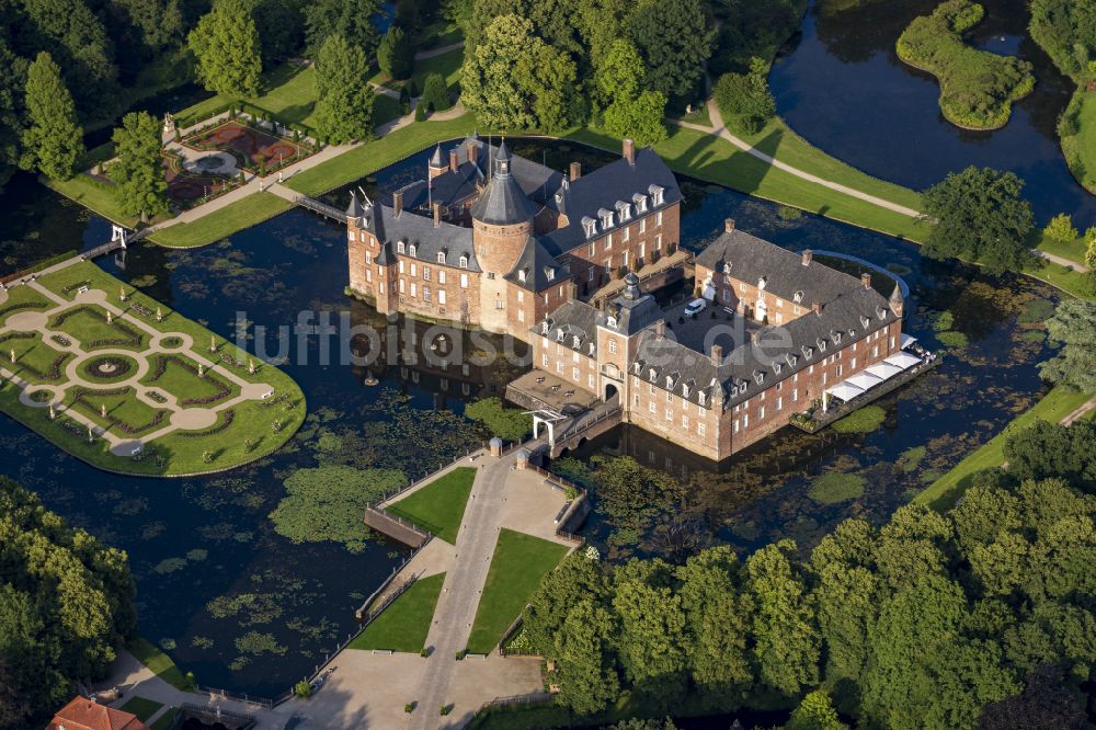 Anholt aus der Vogelperspektive: Wassergraben und Parkanlagen am Wasserschloß Anholt in Isselburg im Bundesland Nordrhein-Westfalen, Deutschland