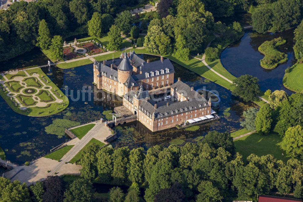 Luftaufnahme Anholt - Wassergraben und Parkanlagen am Wasserschloß Anholt in Isselburg im Bundesland Nordrhein-Westfalen, Deutschland