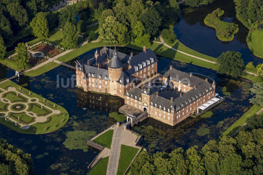 Anholt von oben - Wassergraben und Parkanlagen am Wasserschloß Anholt in Isselburg im Bundesland Nordrhein-Westfalen, Deutschland